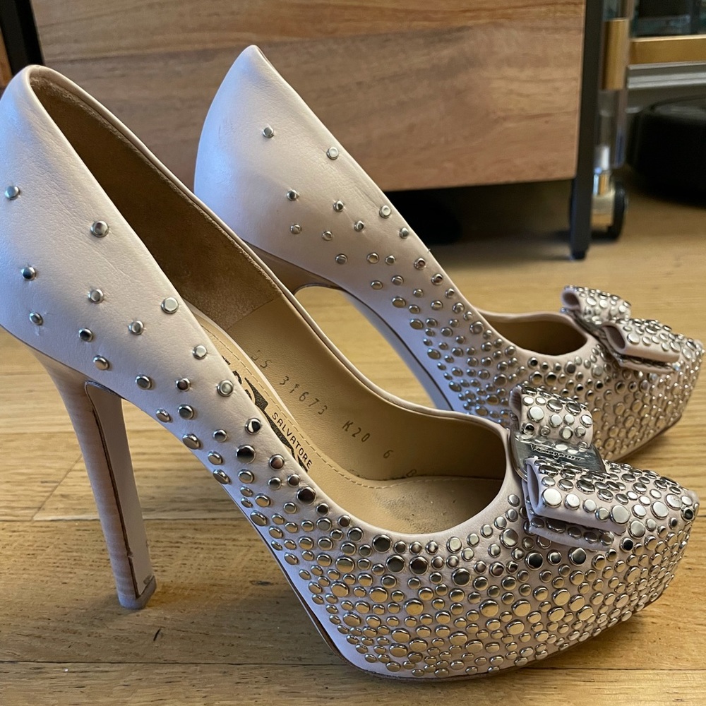 Ferragamo Limited Edition Stud Pumps sz 6